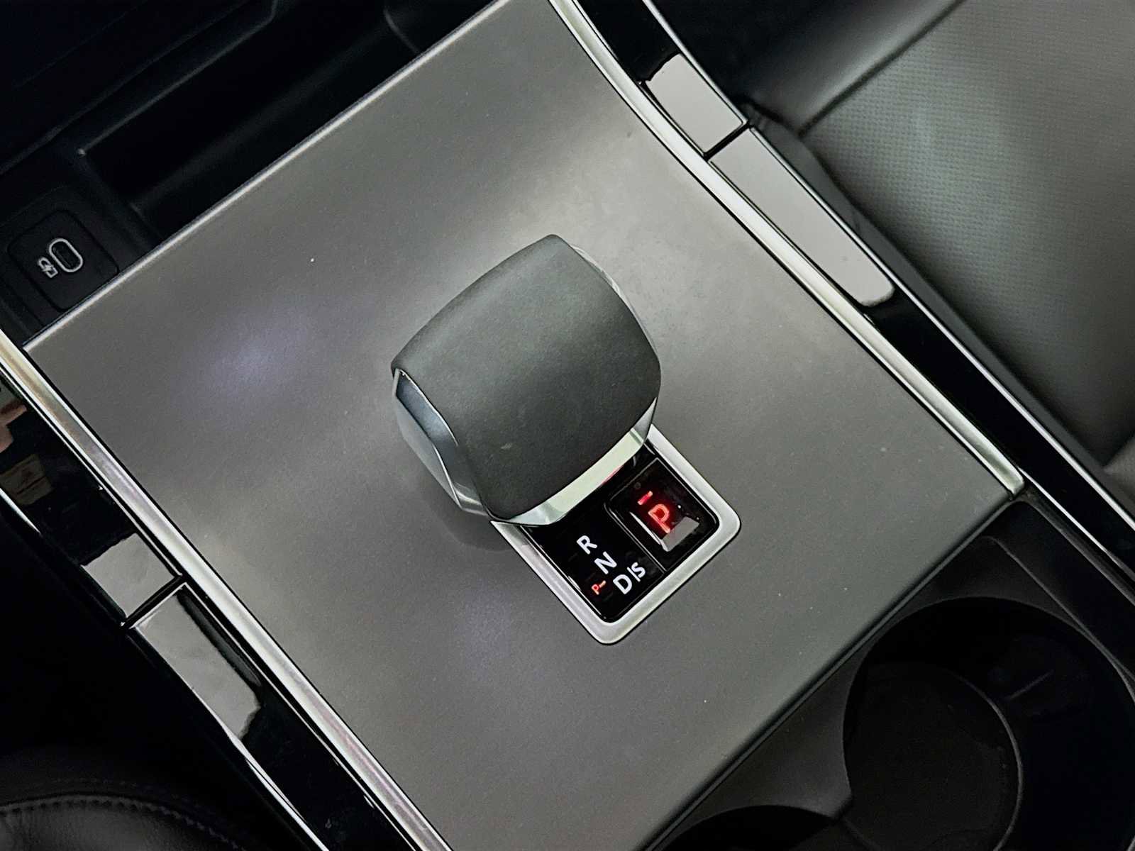 Used 2025 Land Rover Range Rover Velar Dynamic SE image 18