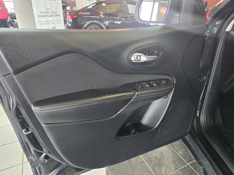 Used 2016 Jeep Cherokee Sport FWD image 7