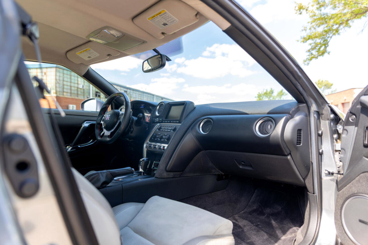 Used 2009 Nissan GT-R Premium image 21