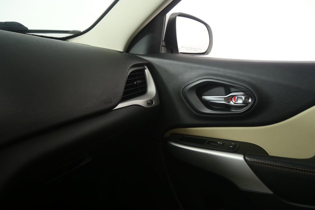 Used 2017 Jeep Cherokee Limited w/ Luxury Group image 28