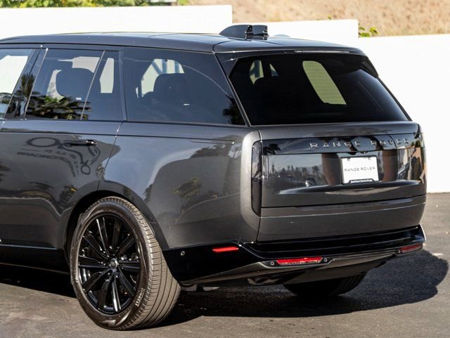 Used 2025 Land Rover Range Rover Autobiography image 10