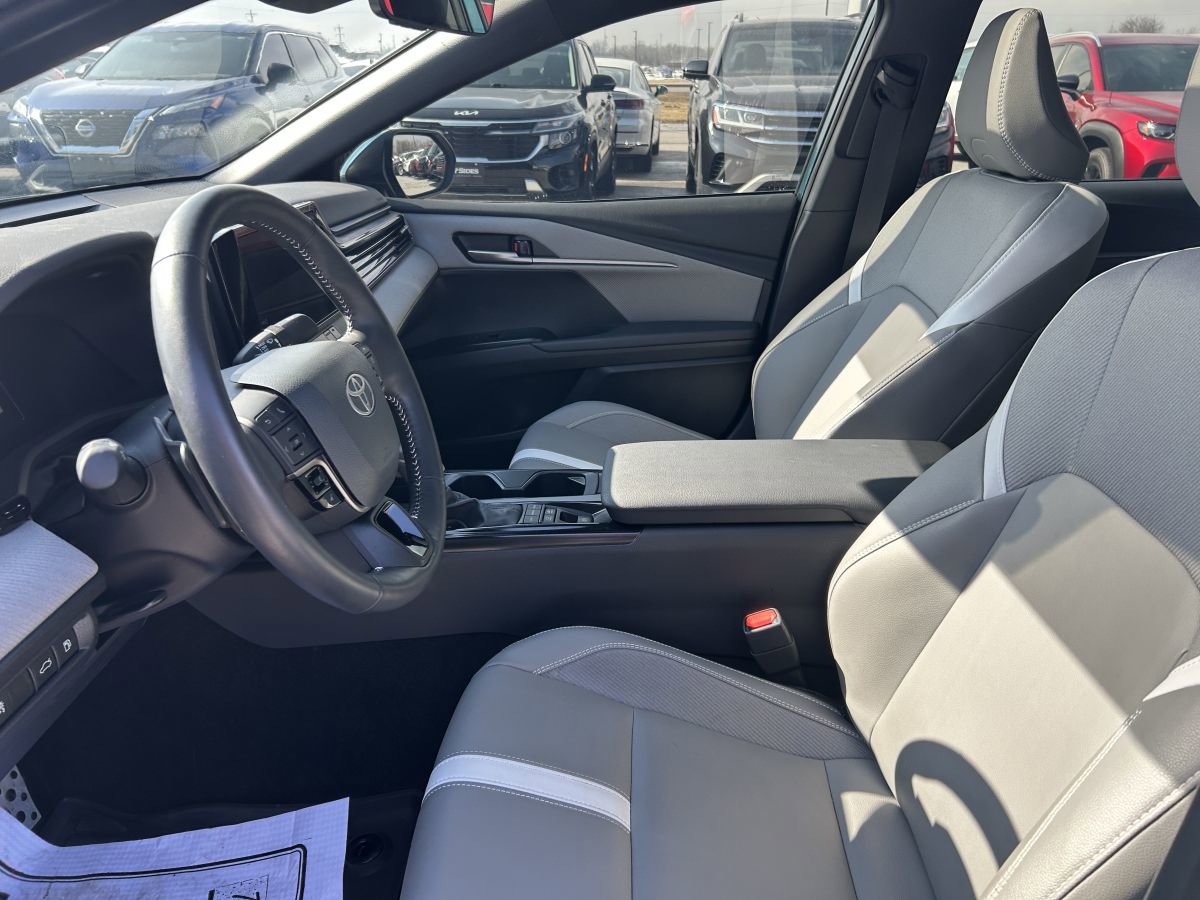 Used 2025 Toyota Camry SE w/ Convenience Package image 9