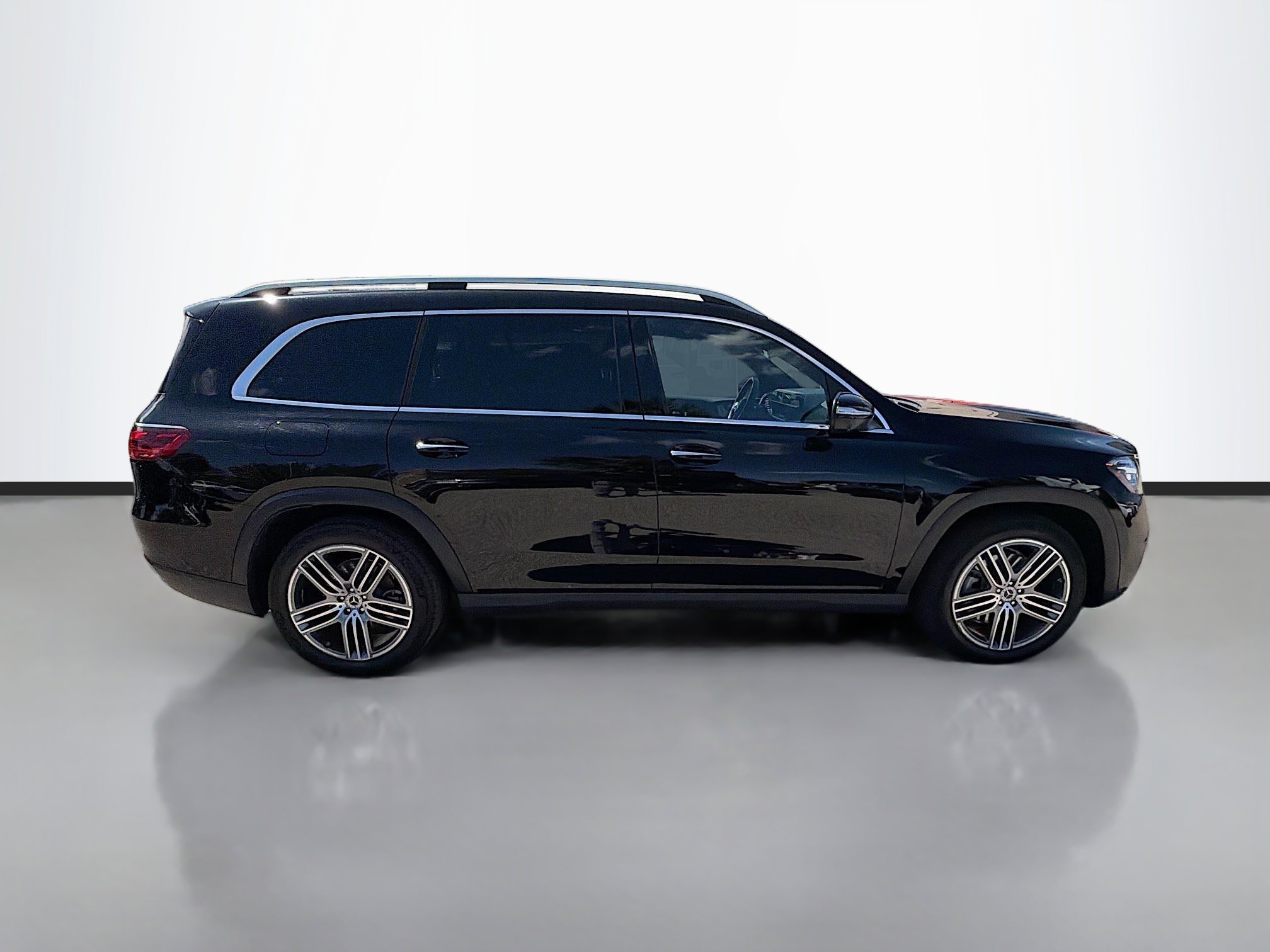 Used 2025 Mercedes-Benz GLS 450 4MATIC image 2