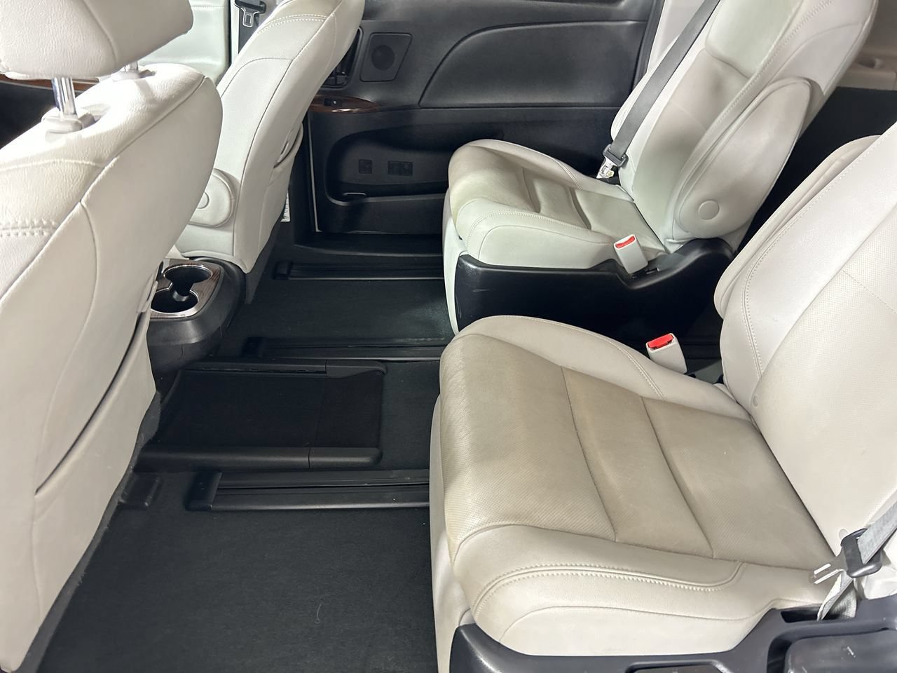 Used 2020 Toyota Sienna Limited Premium w/ Carpet Mat Package FWD image 24