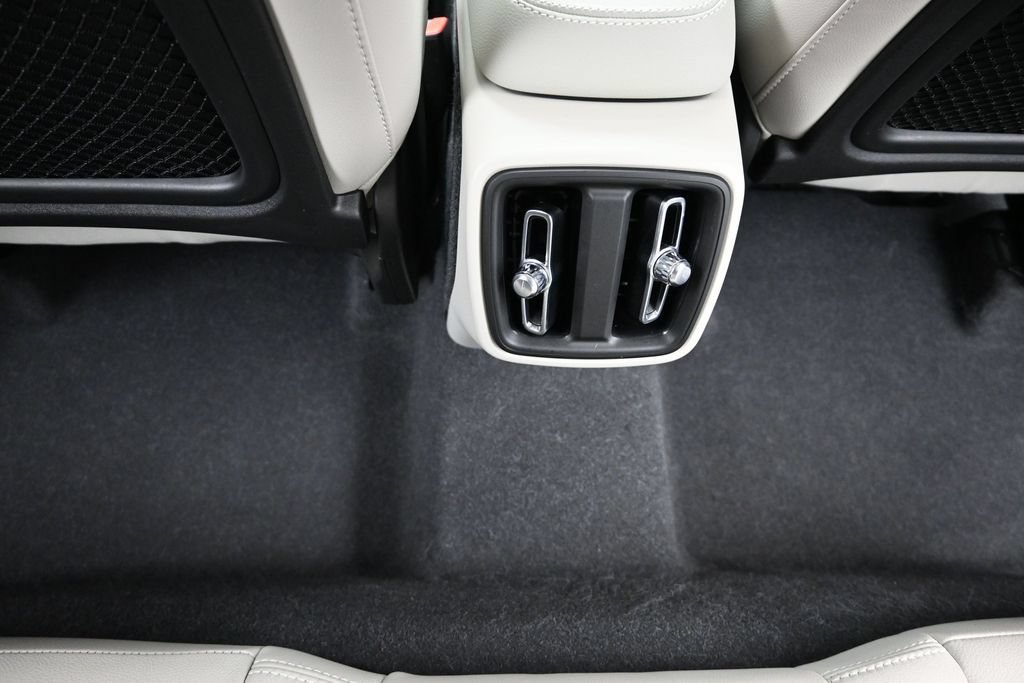 Used 2024 Volvo XC40 B5 Plus w/ Climate Package AWD/4WD image 12