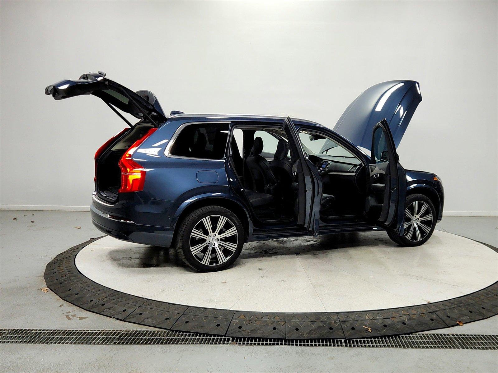 Used 2024 Volvo XC90 B6 Ultimate w/ Protection Package Premier image 16