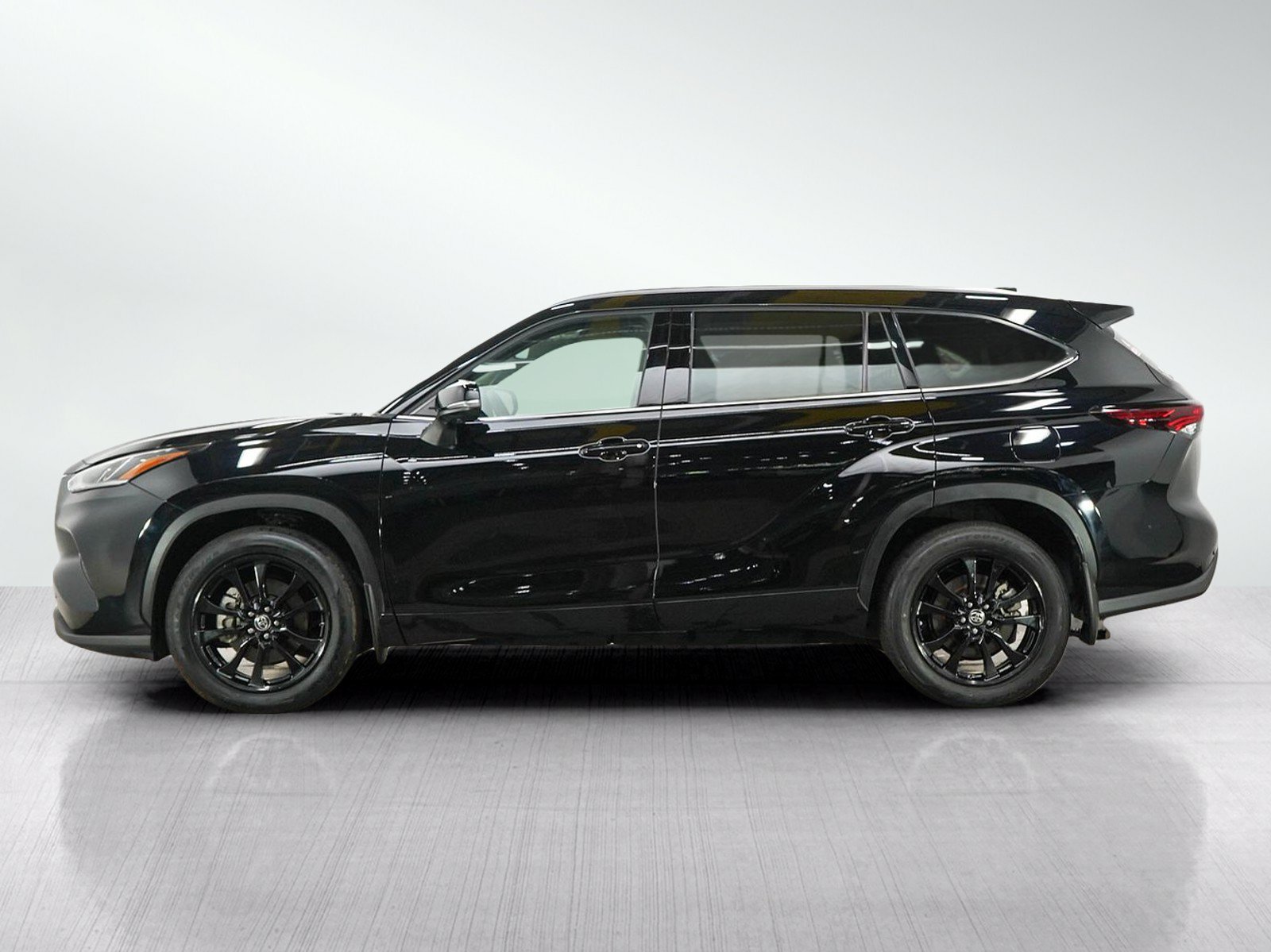 Used 2024 Toyota Highlander Limited AWD/4WD image 2