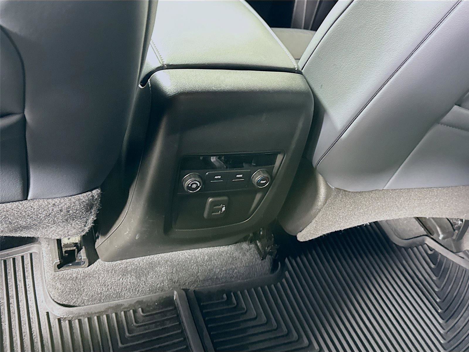 Used 2023 Buick Enclave Essence image 17