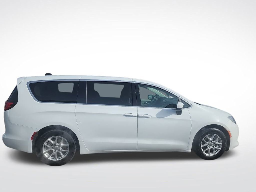 Used 2022 Chrysler Voyager LX image 8