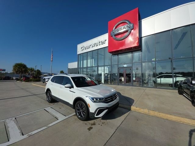 Used 2023 Volkswagen Tiguan SE image 1