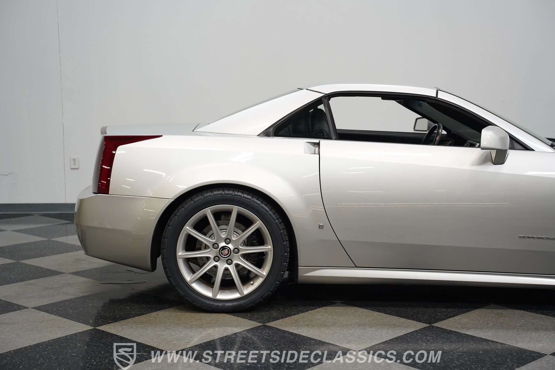 Used 2006 Cadillac XLR V image 28