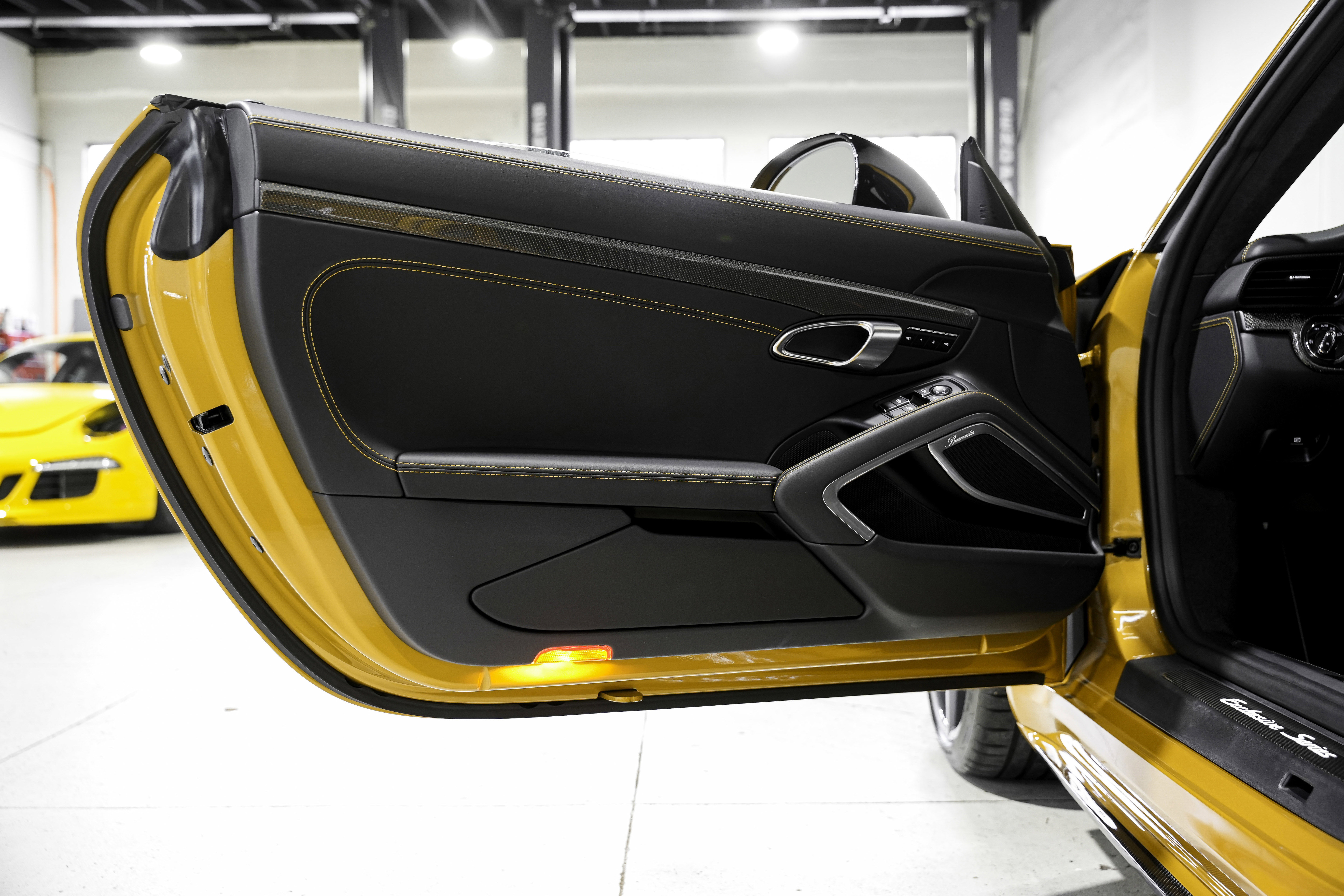 Used 2018 Porsche 911 Turbo S image 31