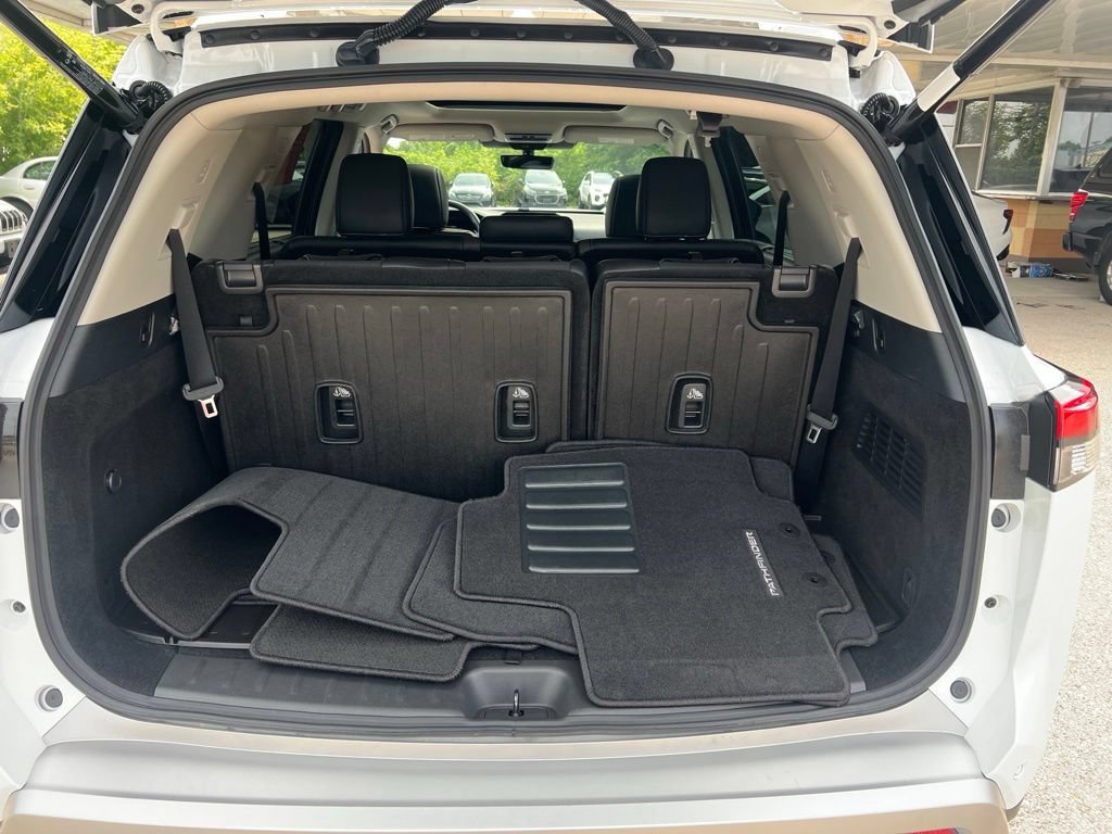 Certified 2025 Nissan Pathfinder Platinum w/ Cargo Package AWD/4WD image 13