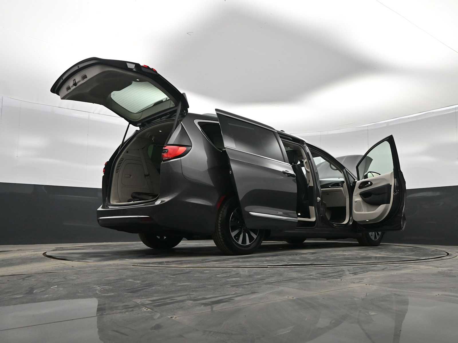 Used 2021 Chrysler Pacifica Limited w/ Uconnect Theater Family Group image 42