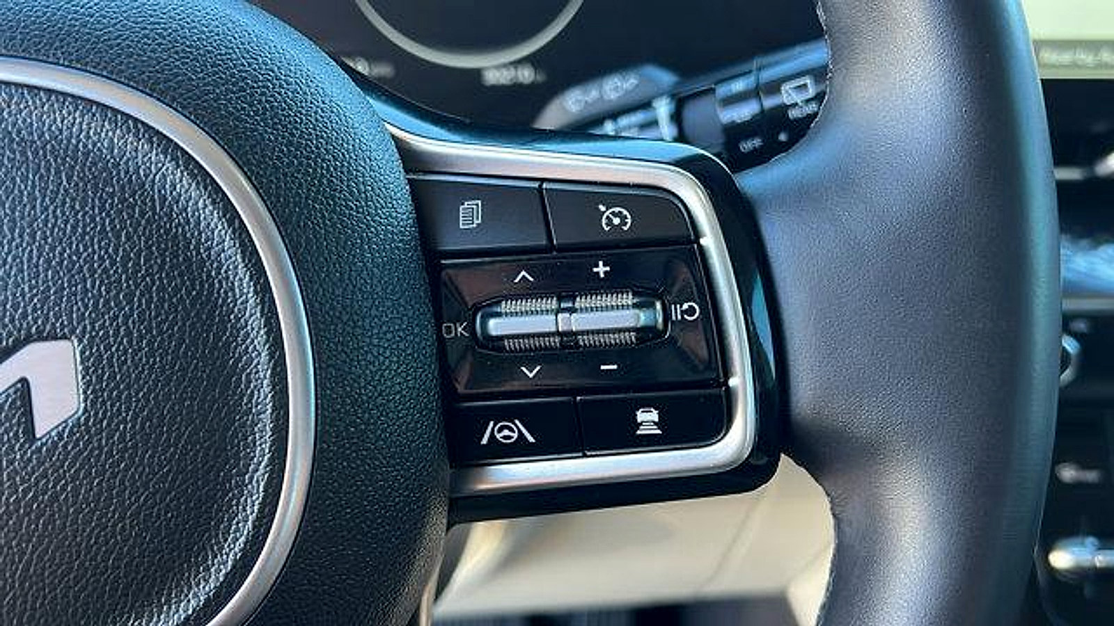 Used 2023 Kia Carnival SX Prestige image 26