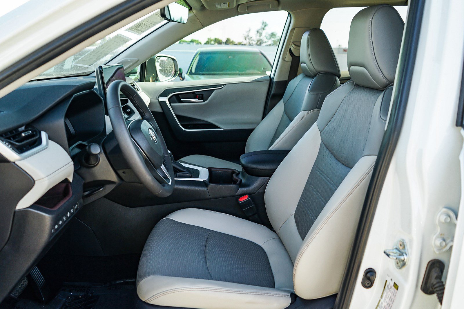 Used 2025 Toyota RAV4 Limited w/ Advanced Technology Package FWD image 18
