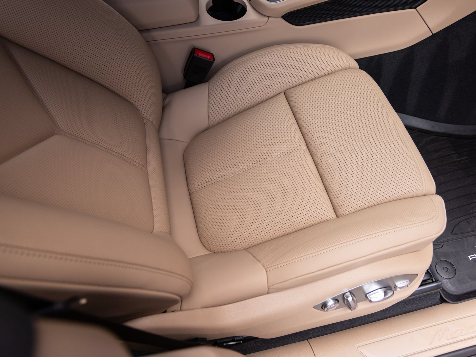 Certified 2026 Porsche Macan AWD/4WD image 34
