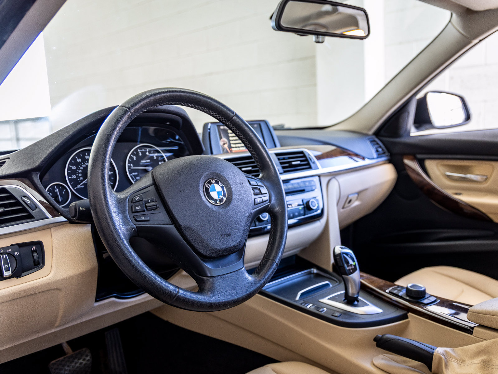 Used 2017 BMW 320i Sedan RWD image 15