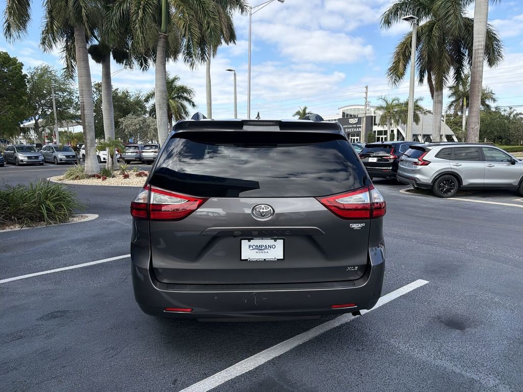Used 2019 Toyota Sienna XLE w/ XLE Navigation Package FWD image 7
