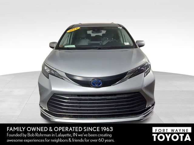 Used 2024 Toyota Sienna XLE image 3