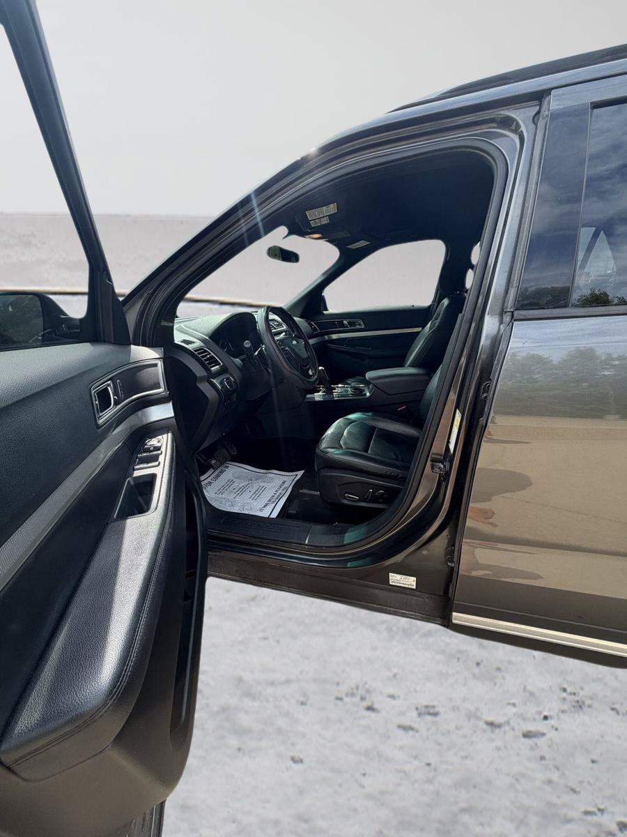 Used 2016 Ford Explorer XLT w/ Equipment Group 202A FWD image 2