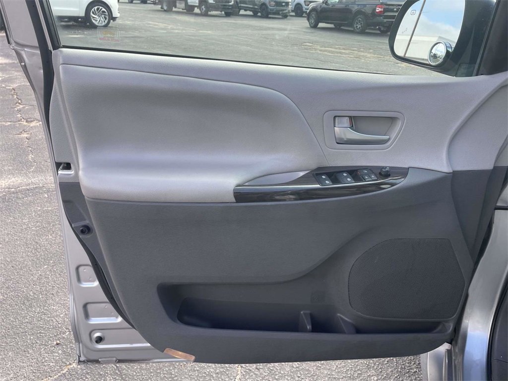 Used 2018 Toyota Sienna XLE image 15