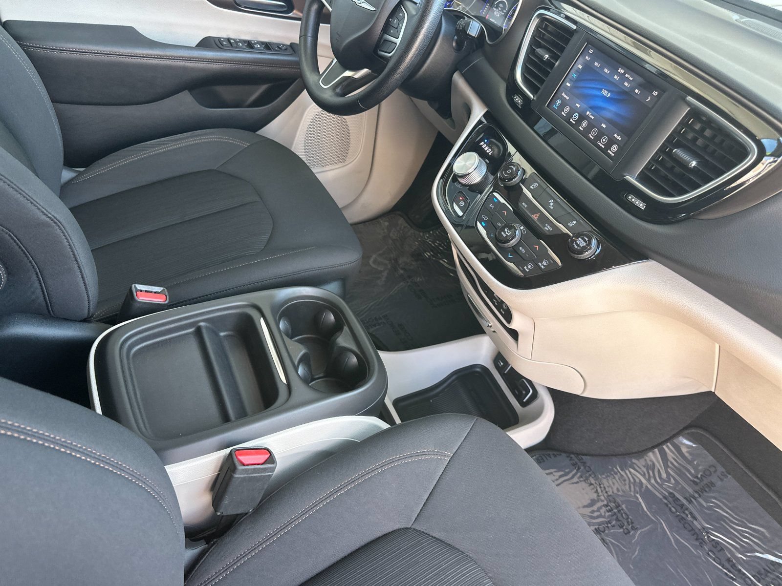 Used 2019 Chrysler Pacifica Touring Plus w/ Tire & Wheel Group FWD image 17