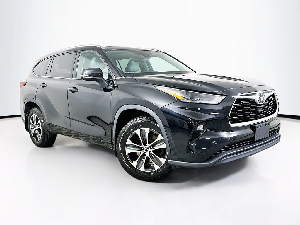 Used 2021 Toyota Highlander XLE AWD/4WD image 2