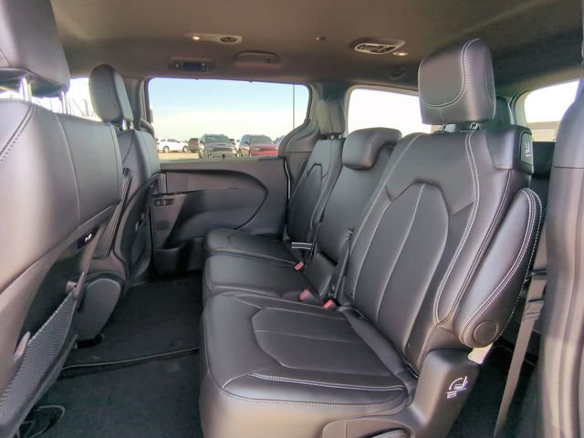New 2026 Chrysler Pacifica Select w/ S Appearance Package image 17