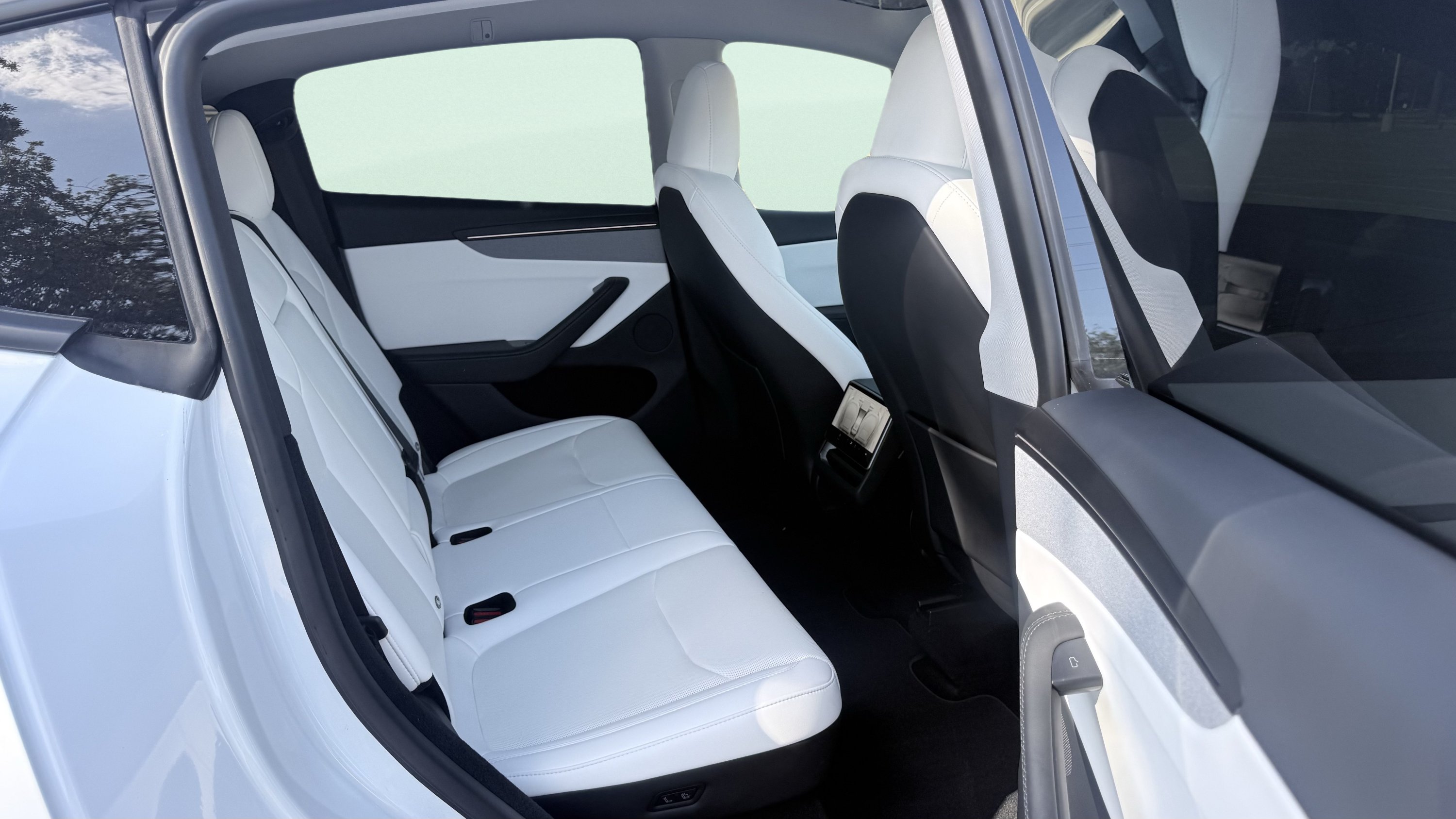 Used 2026 Tesla Model Y 2WD image 34