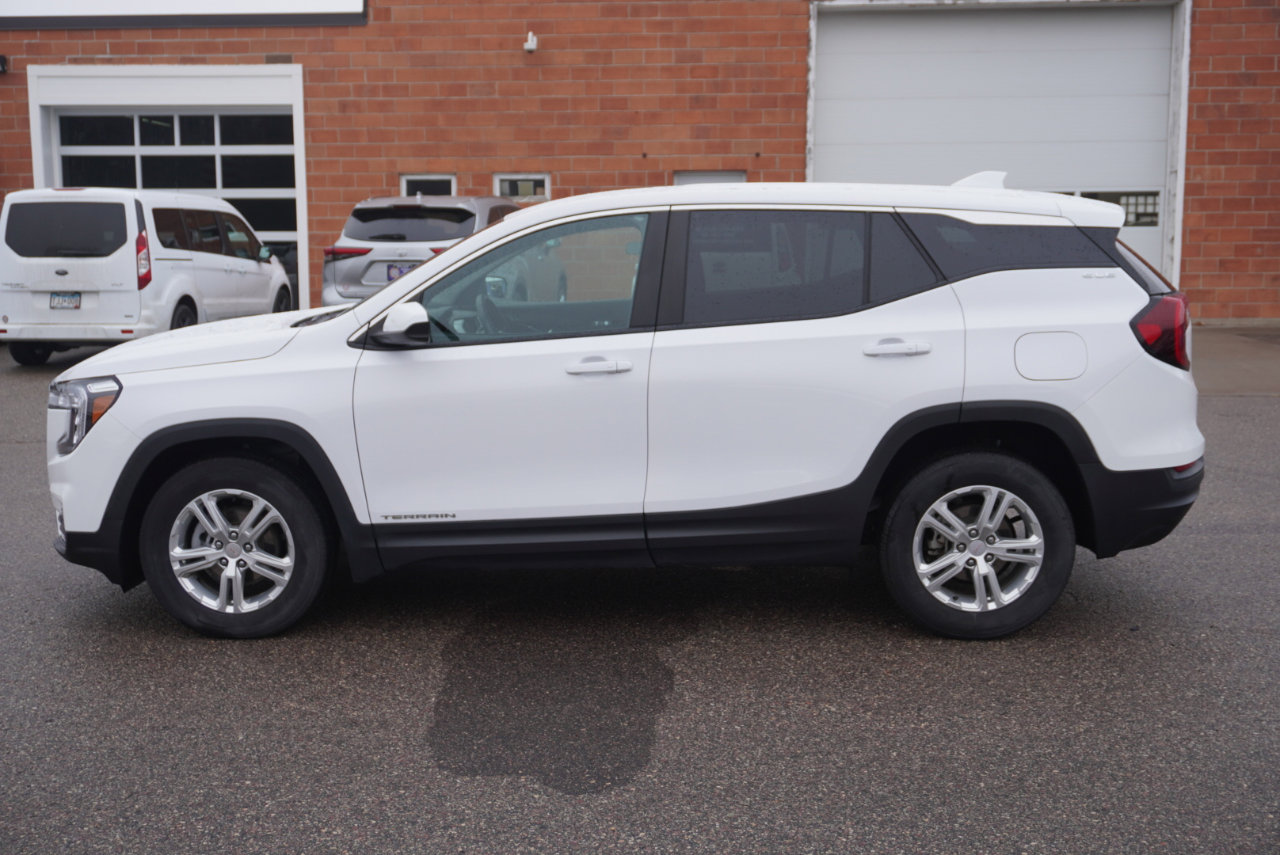 Used 2022 GMC Terrain SLE image 2