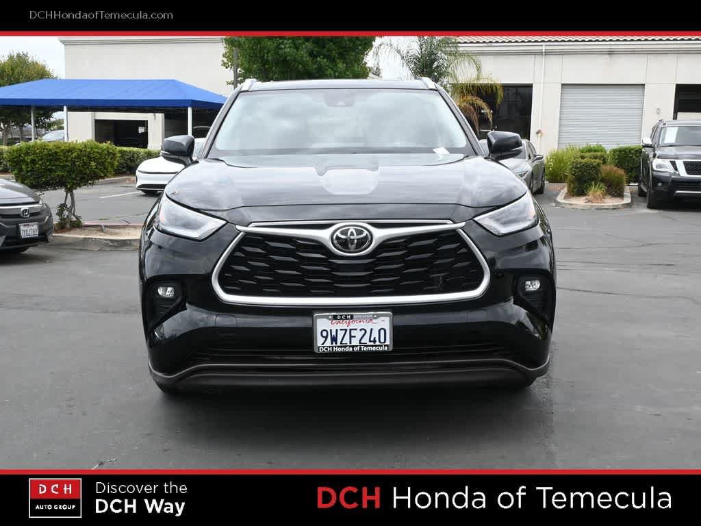 Used 2021 Toyota Highlander XLE FWD image 2