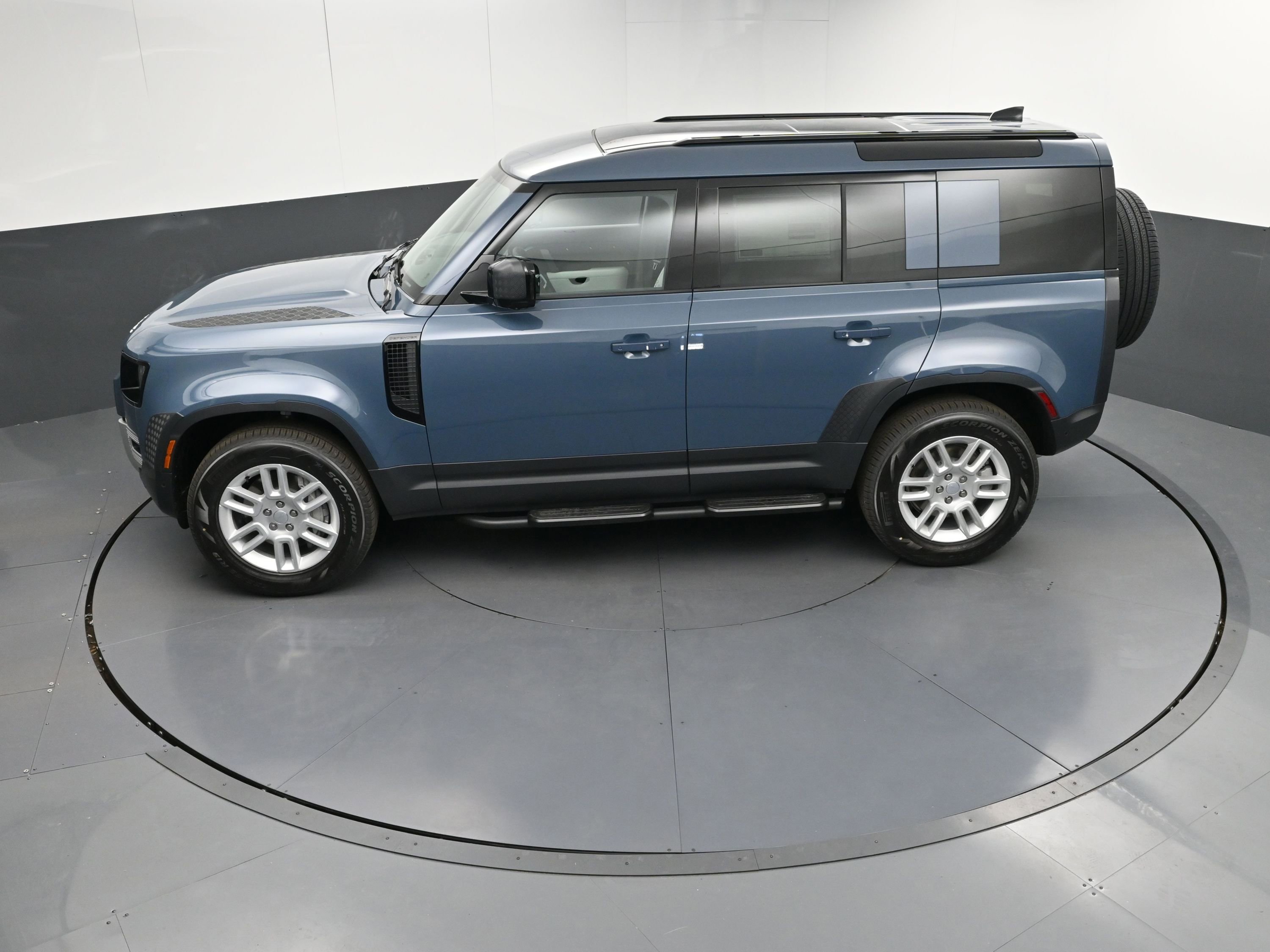 Used 2025 Land Rover Defender 110 S image 31