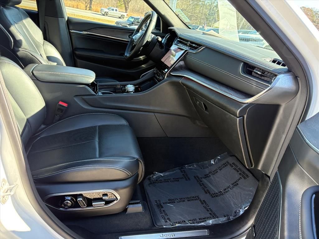 Used 2023 Jeep Grand Cherokee Overland w/ Adv Protech Group III image 17