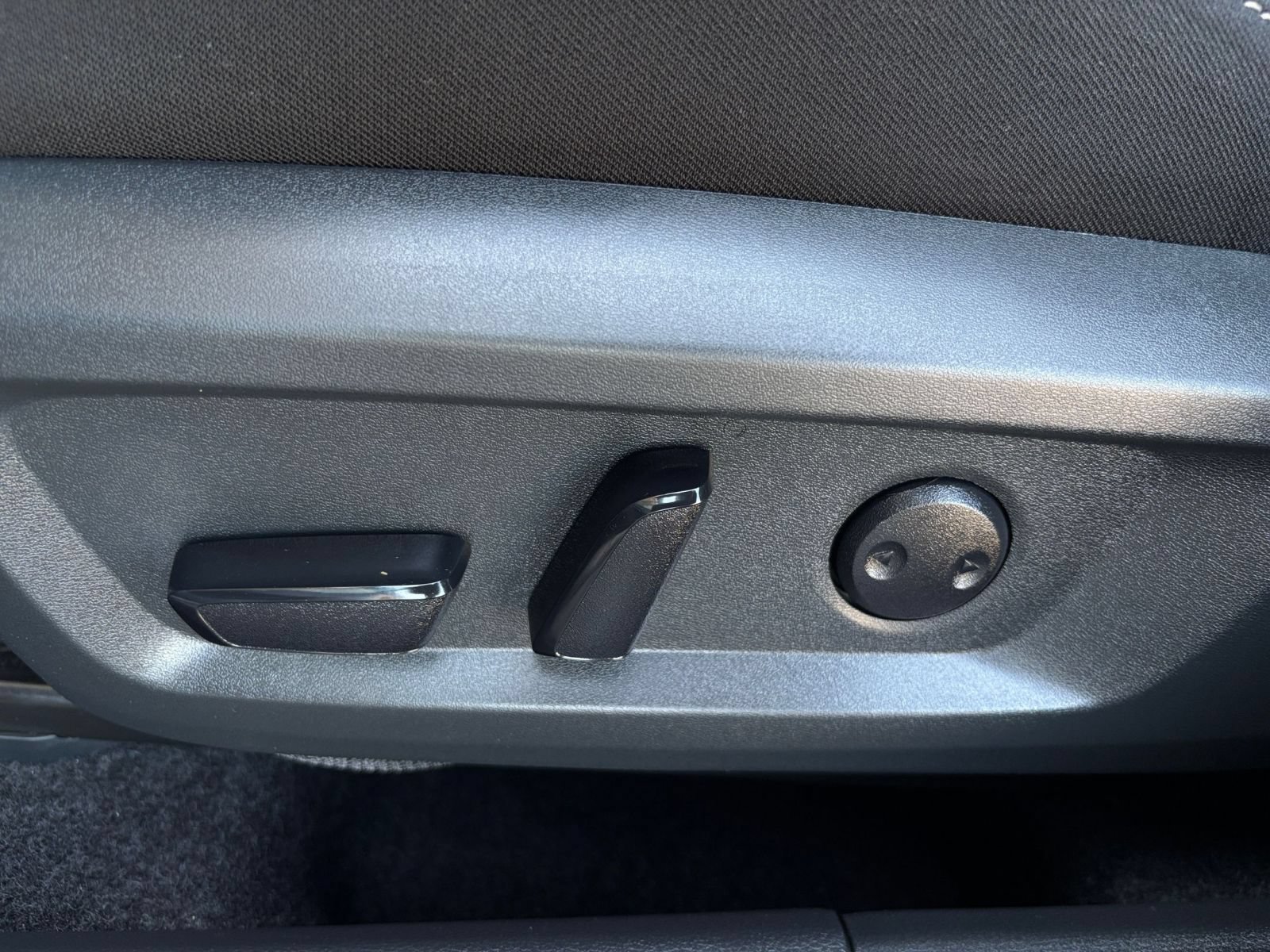 Used 2025 Nissan Rogue SV FWD image 21