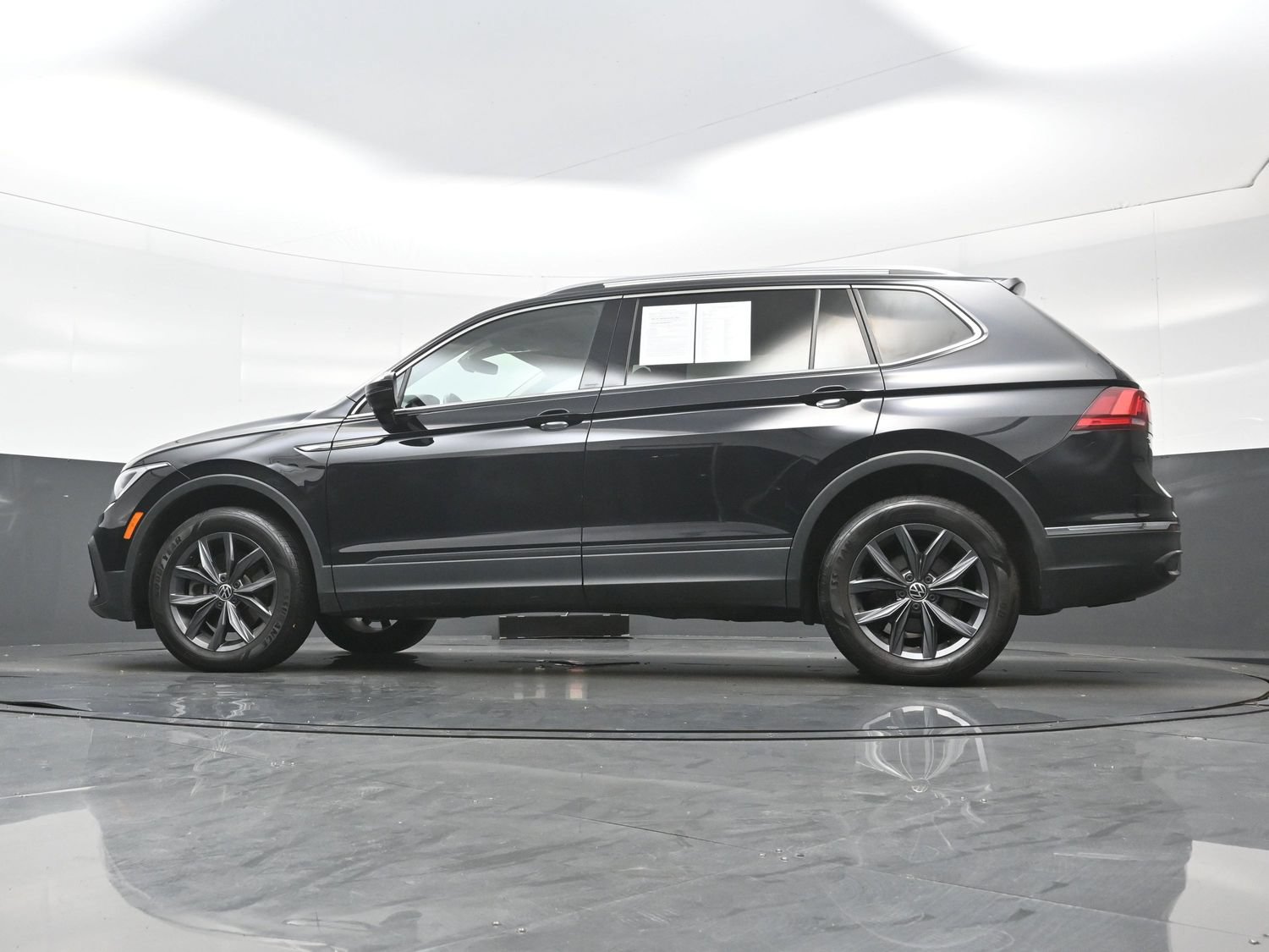 Used 2022 Volkswagen Tiguan SE AWD/4WD image 29