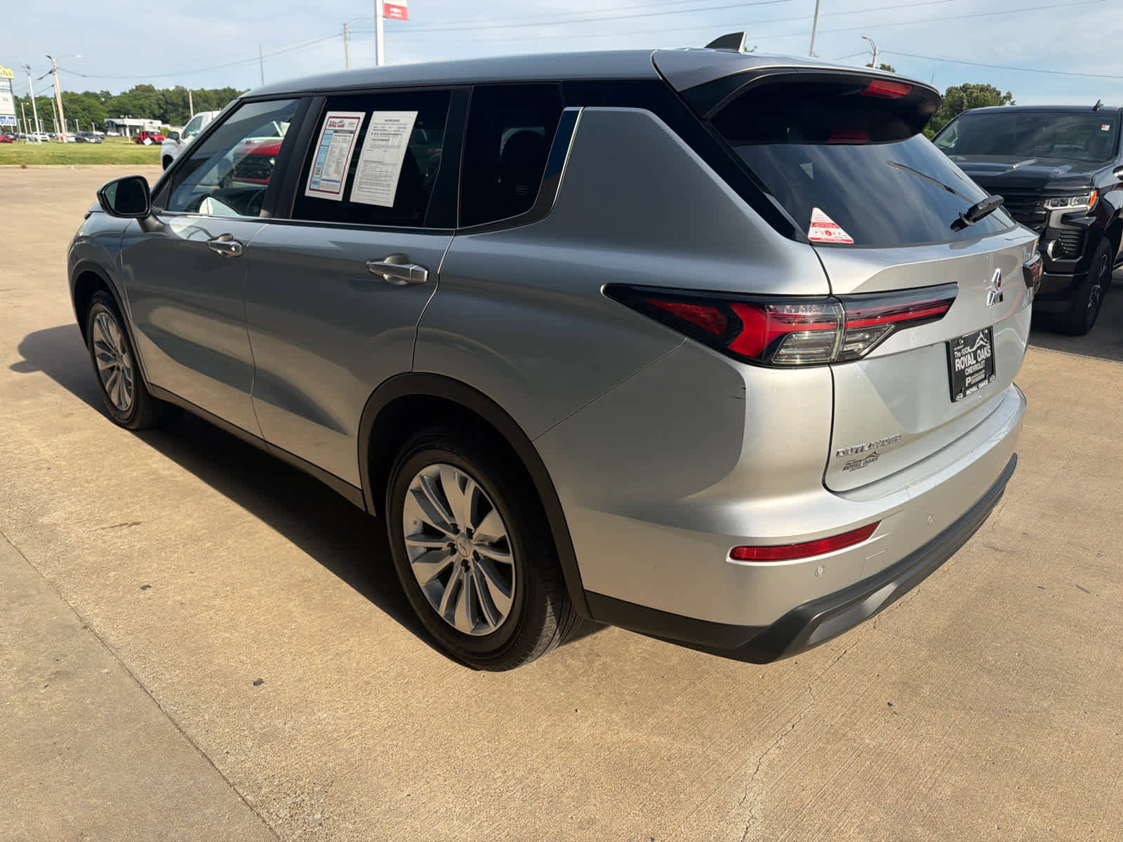 Used 2025 Mitsubishi Outlander ES FWD image 3