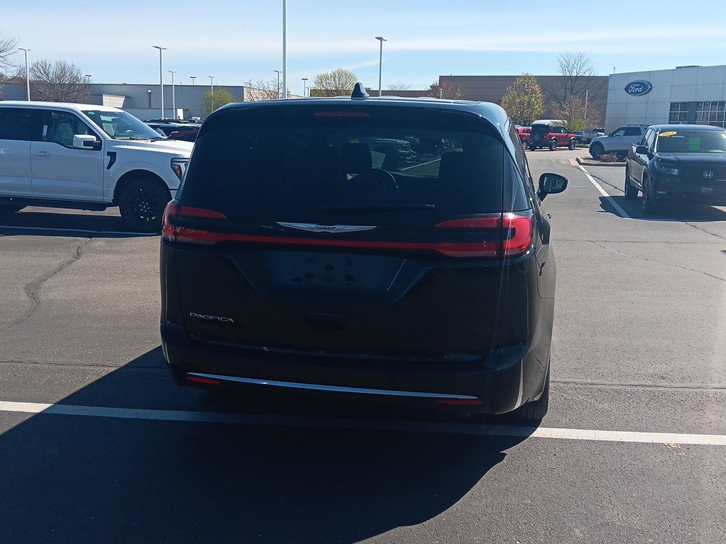 Used 2024 Chrysler Pacifica Touring-L FWD image 5