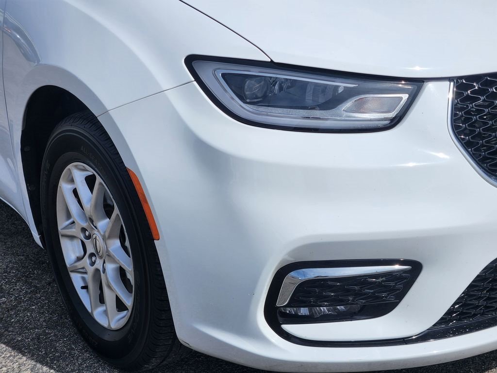 Used 2024 Chrysler Pacifica Touring-L image 9