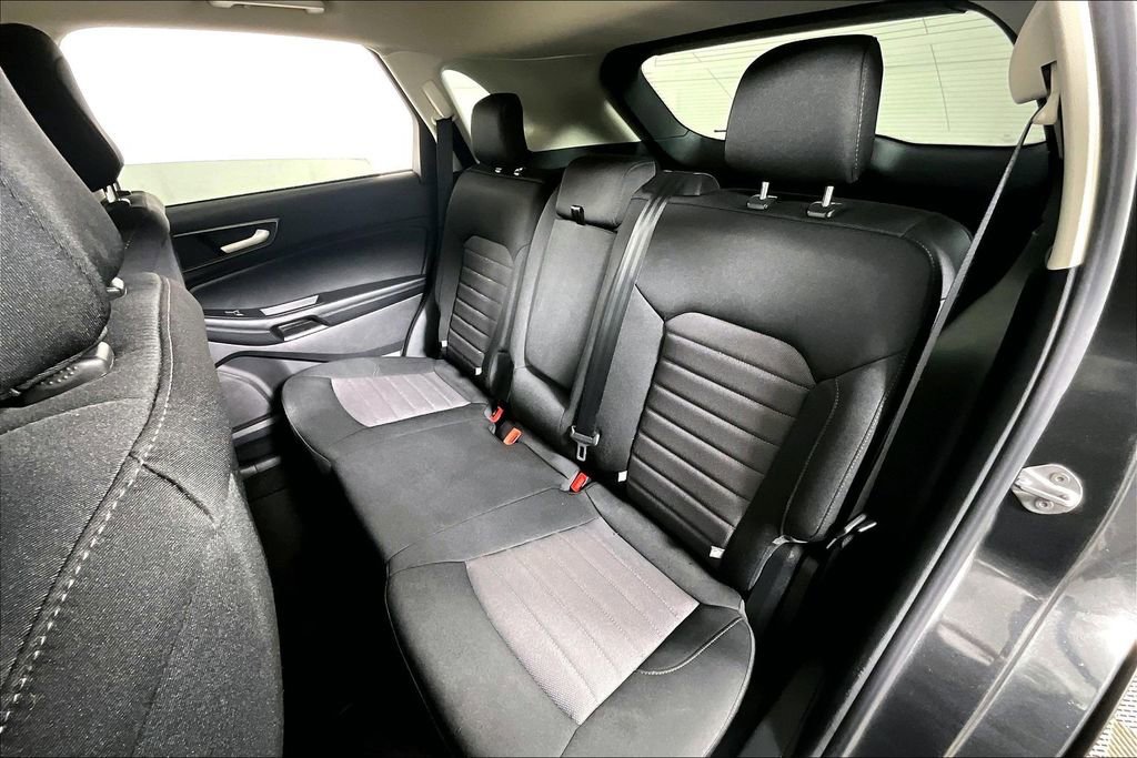 Used 2020 Ford Edge SE image 25