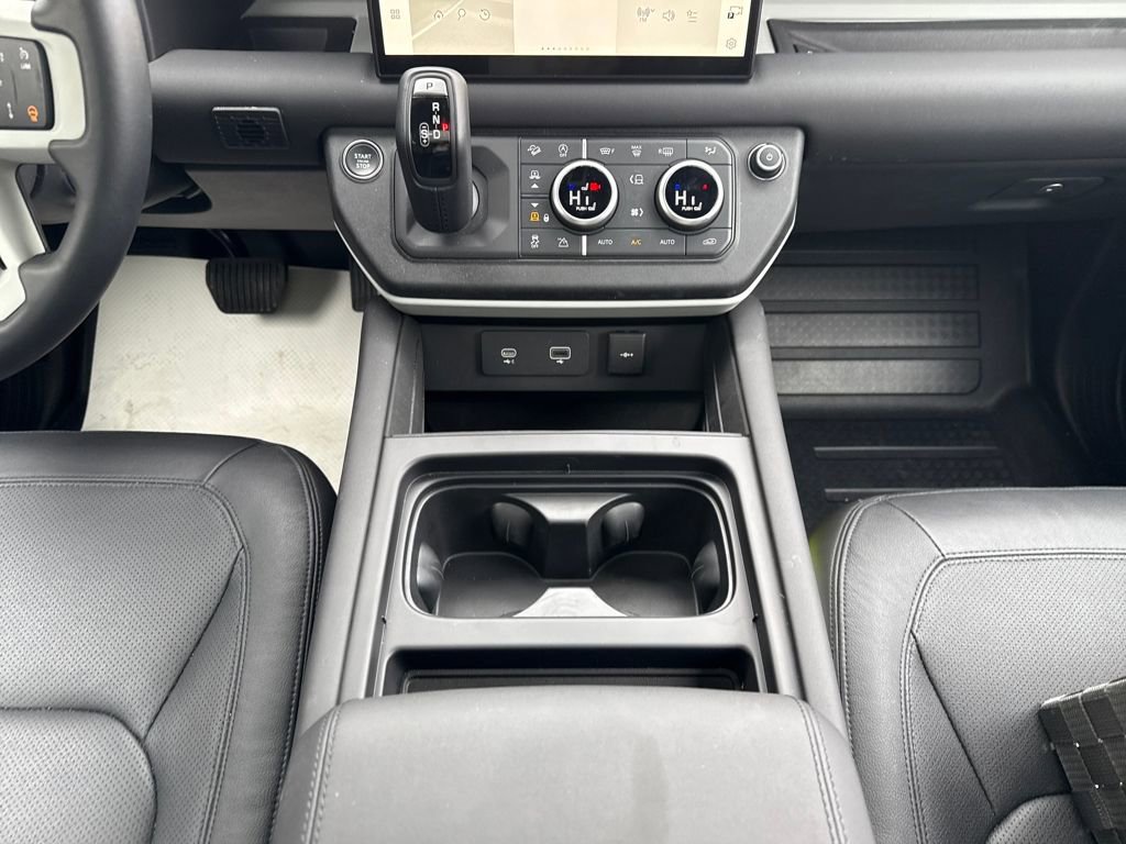 New 2024 Land Rover Defender 130 S image 21