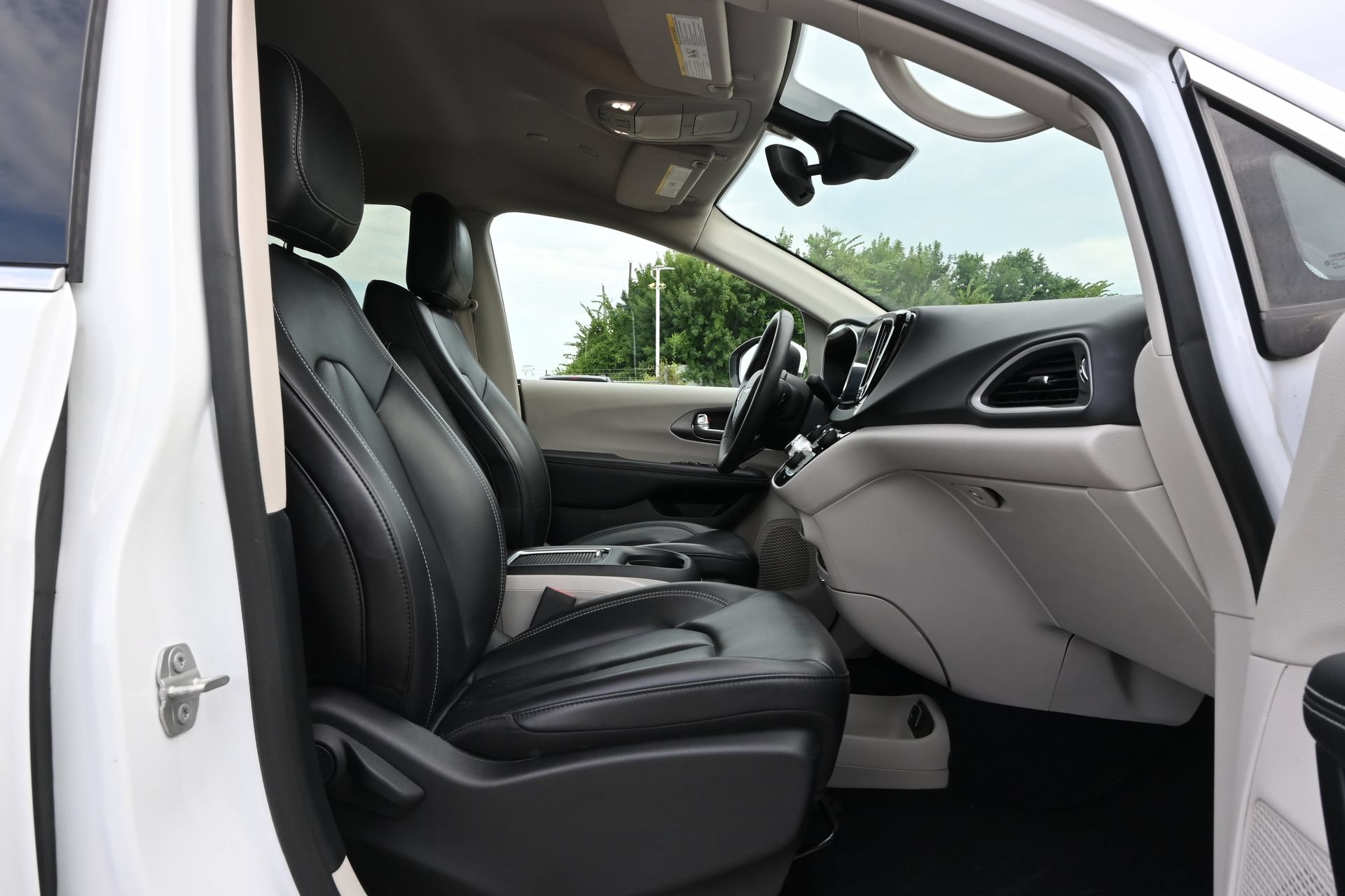 Used 2023 Chrysler Pacifica Touring-L FWD image 25