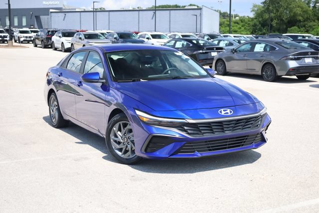 Used 2024 Hyundai Elantra SEL FWD image 2