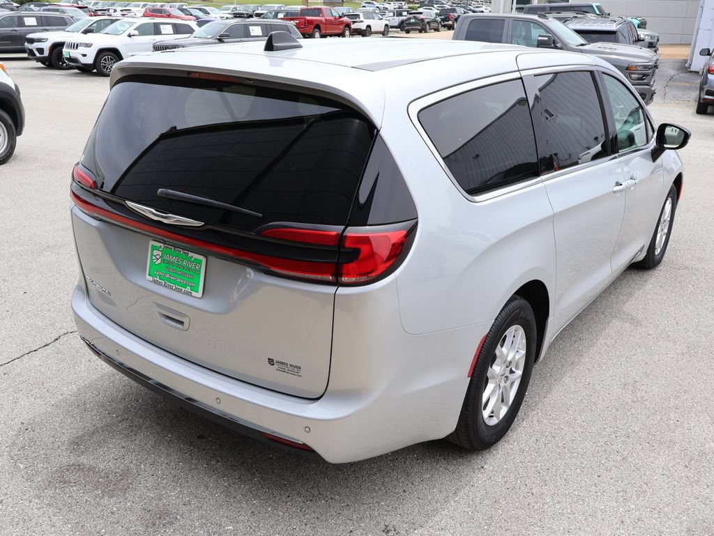 Used 2024 Chrysler Pacifica Touring-L FWD image 5