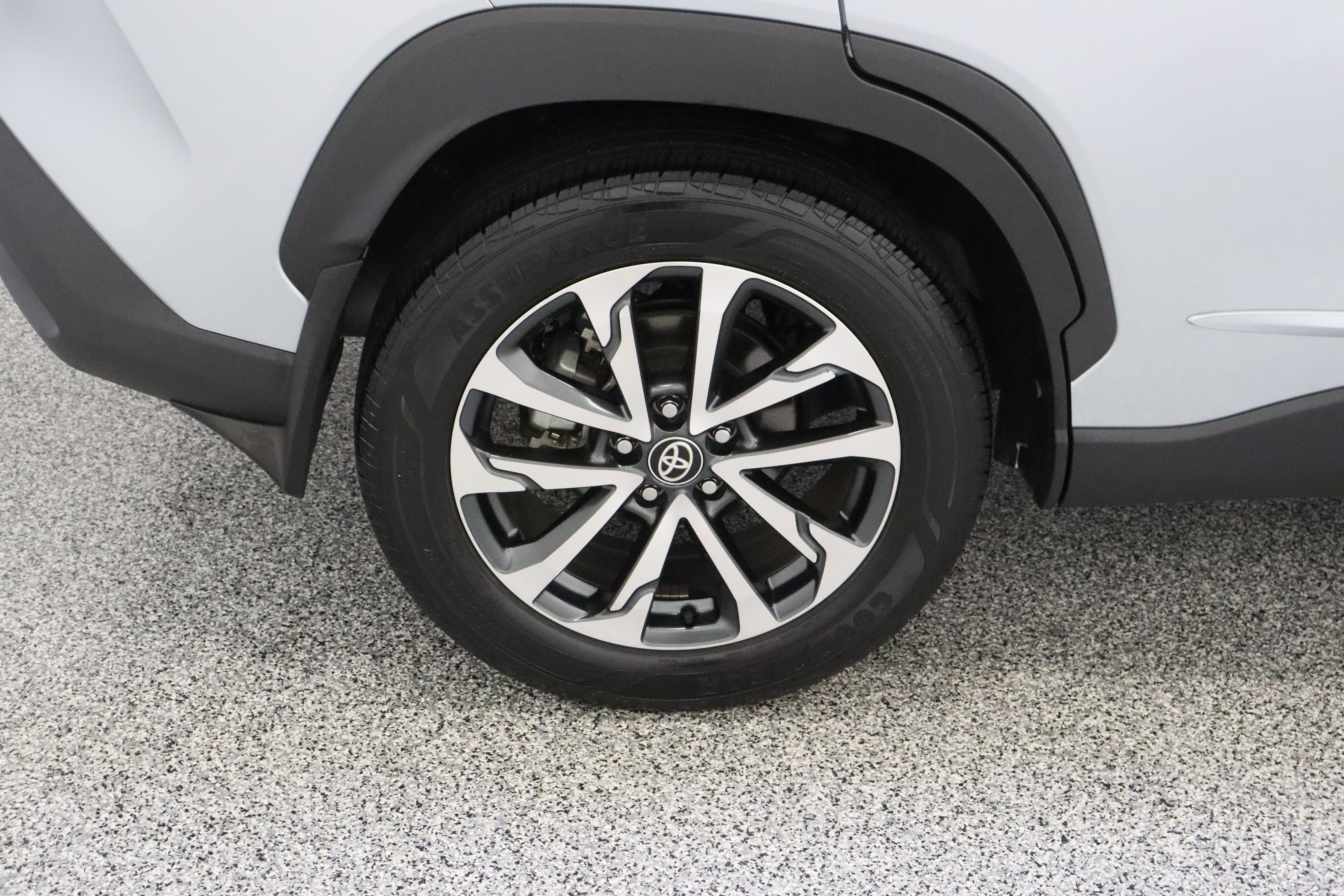 Used 2023 Toyota Corolla Cross XLE w/ Convenience Package FWD image 6