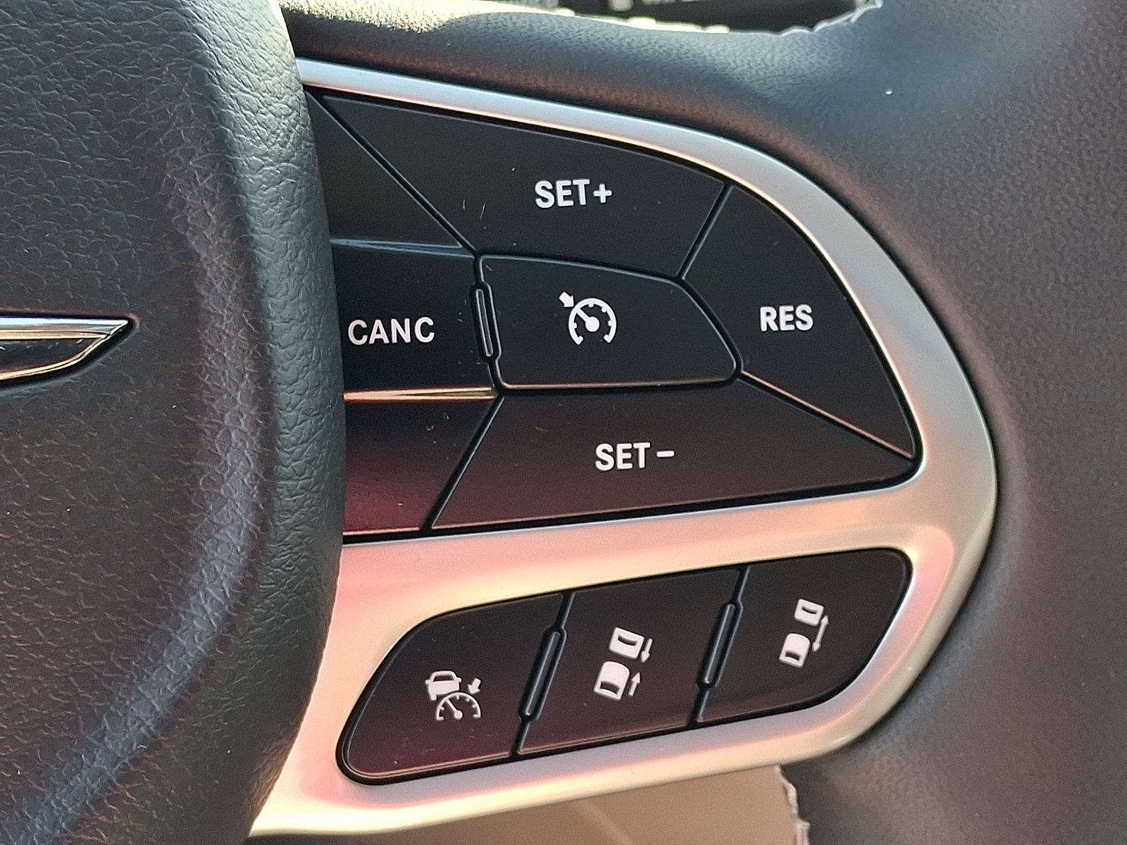 Used 2023 Chrysler Pacifica Limited w/ Uconnect Theater Family Group FWD image 26