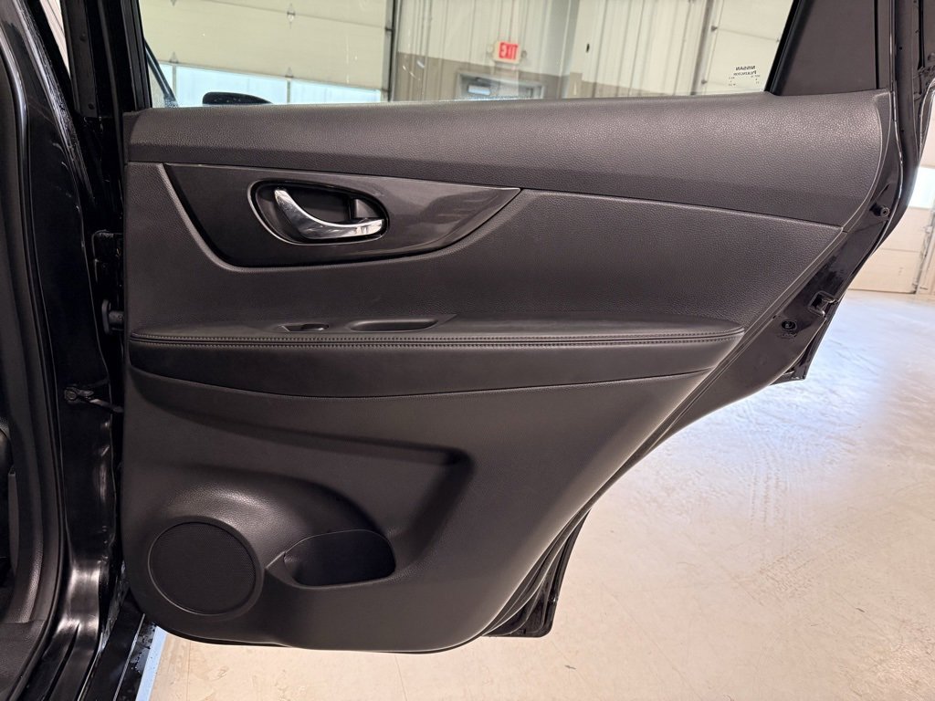 Used 2017 Nissan Rogue SV w/ Sun & Sound Touring Package image 29