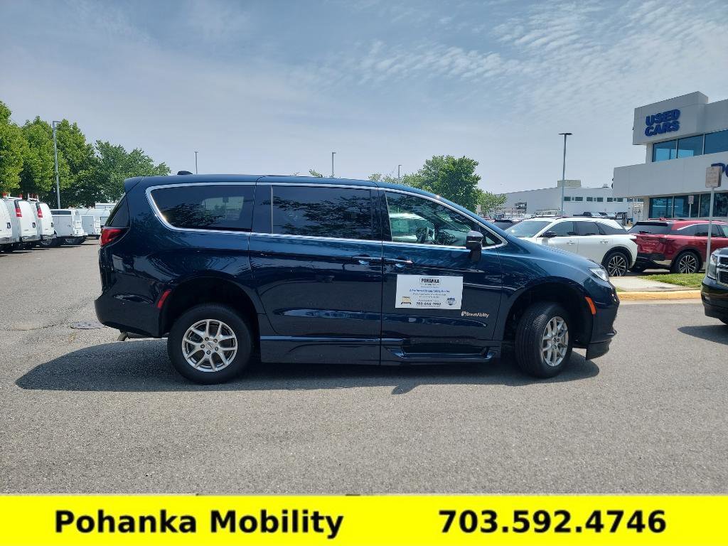 Used 2025 Chrysler Pacifica Select image 9