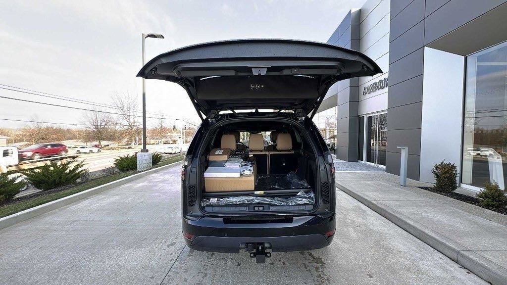 New 2024 Land Rover Discovery Dynamic SE image 17