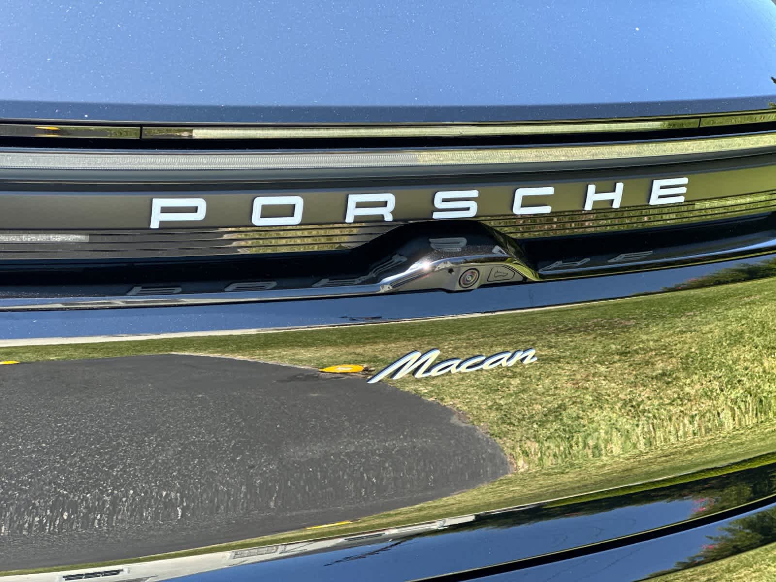 New 2026 Porsche Macan Electric RWD image 33